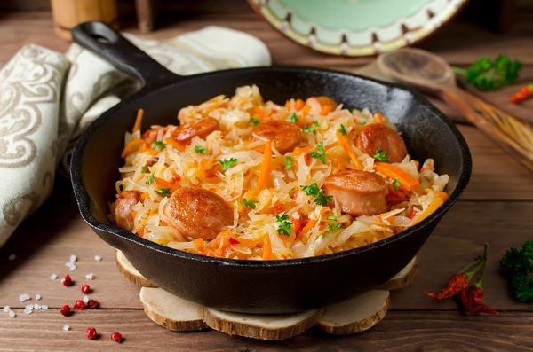 солянка с рисом и капустой и сосисками. solyanka s sosiskami i kapustoy 3. солянка с рисом и капустой и сосисками фото. солянка с рисом и капустой и сосисками-solyanka s sosiskami i kapustoy 3. картинка солянка с рисом и капустой и сосисками. картинка solyanka s sosiskami i kapustoy 3. Лучше солянки может быть только солянка, приготовленная в духовке. Для этих целей идеально подойдут глиняные горшочки с толстыми стенками. В них суп приобретает яркий насыщенный вкус.