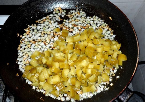 Солянка с сосисками и капустой. Рецепт на сковороде, в мультиварке, кастрюле с картошкой, томатной пастой, грибами, рисом