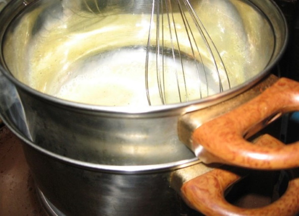 Соусы из сметаны для макарон, курицы, салата, мяса с чесноком, зеленью, огурцом, горчицей, грибами. Рецепт