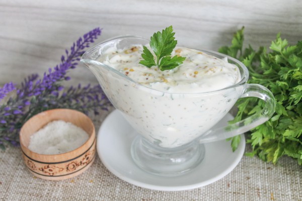 Соусы из сметаны для макарон, курицы, салата, мяса с чесноком, зеленью, огурцом, горчицей, грибами. Рецепт
