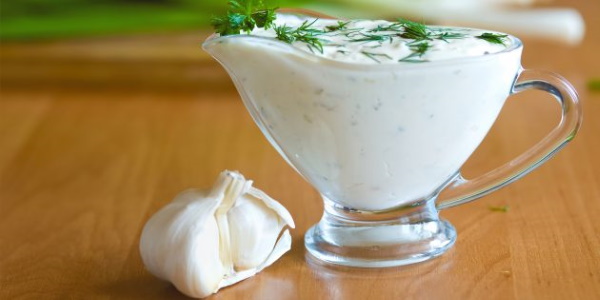 Соусы из сметаны для макарон, курицы, салата, мяса с чесноком, зеленью, огурцом, горчицей, грибами. Рецепт