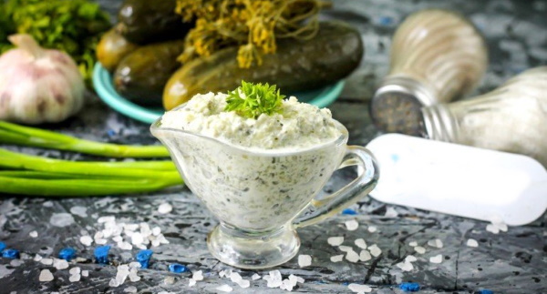 Соусы из сметаны для макарон, курицы, салата, мяса с чесноком, зеленью, огурцом, горчицей, грибами. Рецепт