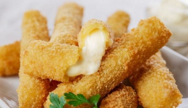 Сыр жареный в панировке, кунжуте, кляре, сухарях. Рецепт на сковороде, гриле с помидорами, брусничным соусом, медом