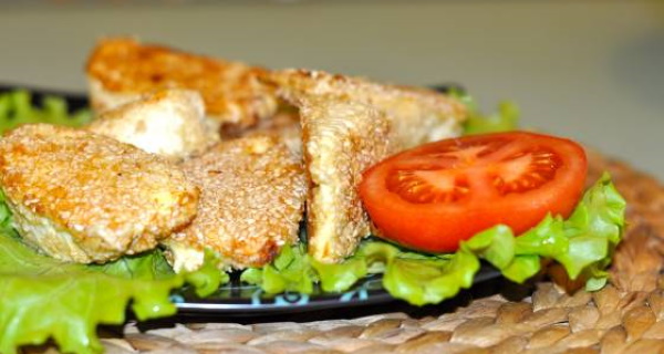 Сыр жареный в панировке, кунжуте, кляре, сухарях. Рецепт на сковороде, гриле с помидорами, брусничным соусом, медом