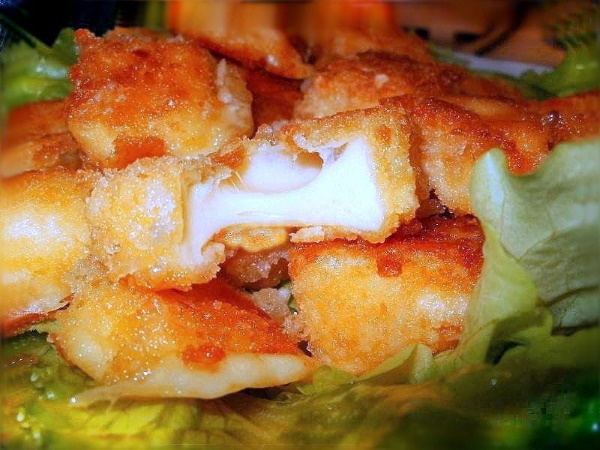 Сыр жареный в панировке, кунжуте, кляре, сухарях. Рецепт на сковороде, гриле с помидорами, брусничным соусом, медом