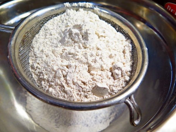 Сыр жареный в панировке, кунжуте, кляре, сухарях. Рецепт на сковороде, гриле с помидорами, брусничным соусом, медом