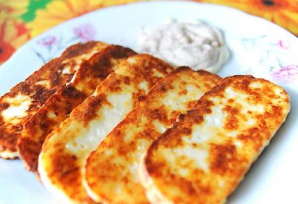 Сыр жареный в панировке, кунжуте, кляре, сухарях. Рецепт на сковороде, гриле с помидорами, брусничным соусом, медом