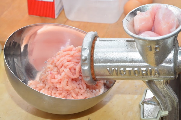 Тефтельки из куриного фарша. Рецепт с подливкой, рисом и без в сливочном, сметанном, томатном соусе в духовке, на сковороде