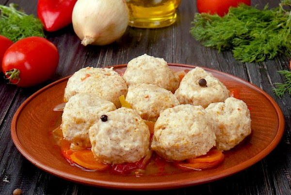 Тефтельки из куриного фарша. Рецепт с подливкой, рисом и без в сливочном, сметанном, томатном соусе в духовке, на сковороде