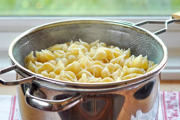 Запеканка из макарон с сосисками в духовке, мультиварке. Рецепты с яйцом и сыром, помидорами