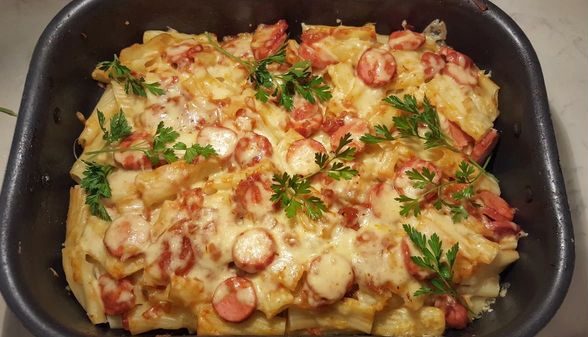 Запеканка из макарон с сосисками в духовке, мультиварке. Рецепты с яйцом и сыром, помидорами