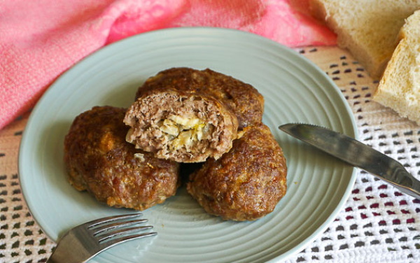 Зразы мясные с яйцом. Рецепт в духовке, мультиварке, на сковороде пошаговый с сыром, грибами, луком, подливкой