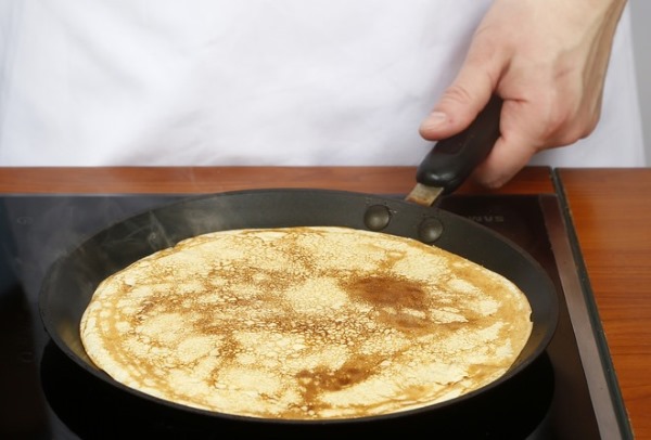 Блинные торты со сгущенкой. Рецепт со сметаной, бананами, маслом, творогом, какао