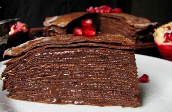 Блинные торты со сгущенкой. Рецепт со сметаной, бананами, маслом, творогом, какао