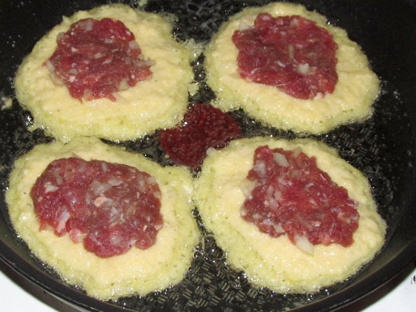 Драники с фаршем и картошкой вперемешку в духовке, на сковороде. Рецепт с кабачками, сыром, грибами
