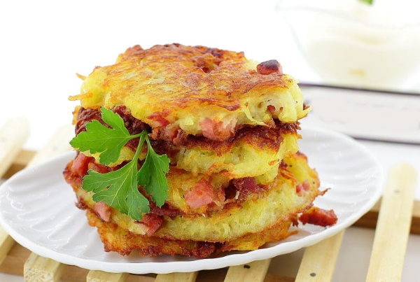 Драники с сыром и картошкой. Рецепт на сковороде, в духовке с колбасой, ветчиной, грибами, кабачками