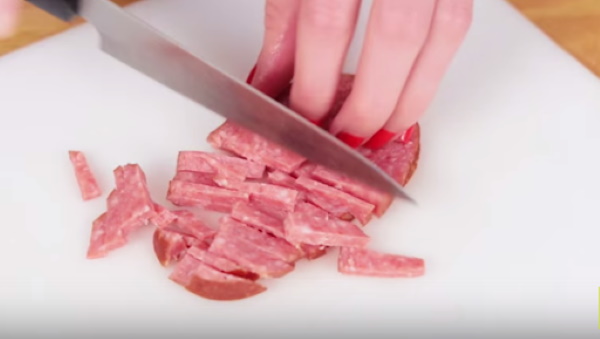 Драники с сыром и картошкой. Рецепт на сковороде, в духовке с колбасой, ветчиной, грибами, кабачками