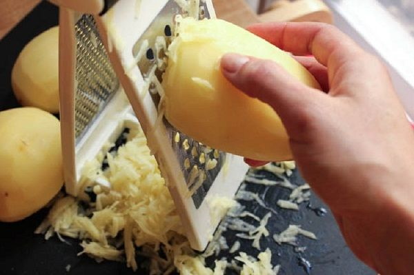 Драники с сыром и картошкой. Рецепт на сковороде, в духовке с колбасой, ветчиной, грибами, кабачками