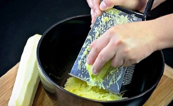 Драники с сыром и картошкой. Рецепт на сковороде, в духовке с колбасой, ветчиной, грибами, кабачками