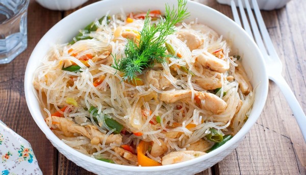 Как приготовить фунчозу вкусно с мясом, овощами, курицей салат по-корейски