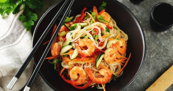 Как приготовить фунчозу вкусно с мясом, овощами, курицей салат по-корейски