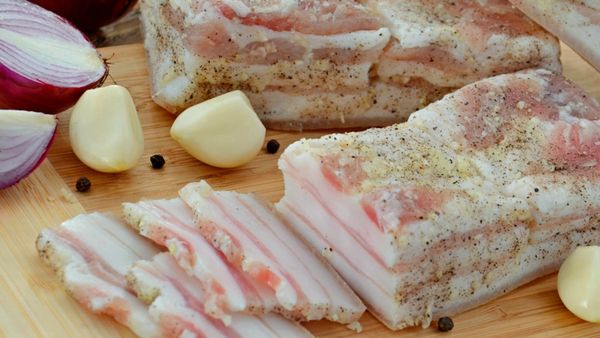 Как солить сало с чесноком и перцем в рассоле в банке. Рецепты с фото