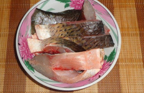 Как жарить рыбу на сковороде с мукой и без. Рецепты с яйцом, луком, панировочными сухарями