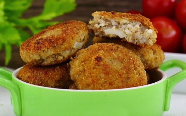 Котлеты из консервы сайры с рисом, картошкой, манкой, геркулесом. Рецепт с фото