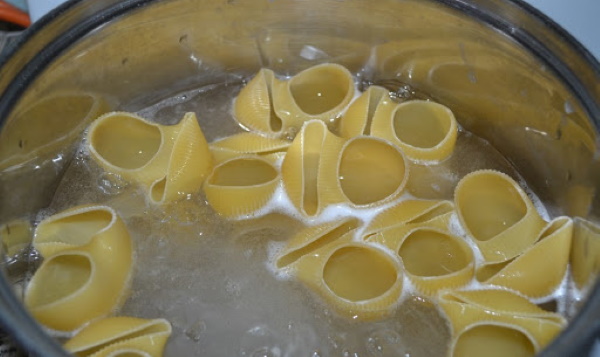 Макароны, фаршированные фаршем в духовке. Рецепт с сыром, грибами, помидорами, базиликом в томатном, сливочном, сметанном соусе