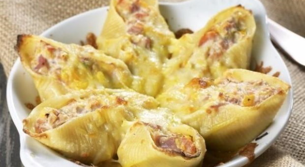 Макароны, фаршированные фаршем в духовке. Рецепт с сыром, грибами, помидорами, базиликом в томатном, сливочном, сметанном соусе