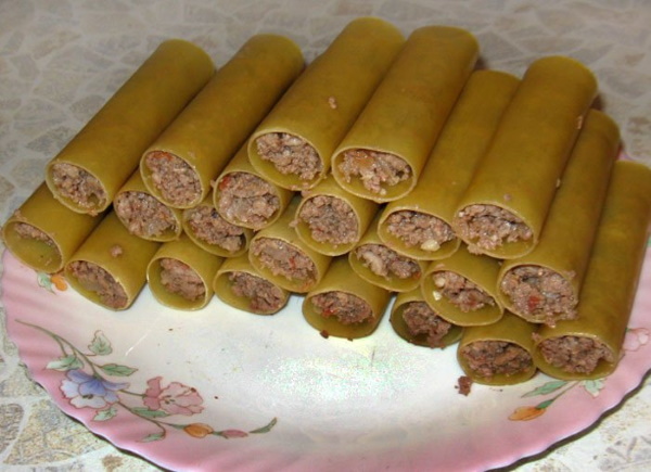 Макароны, фаршированные фаршем в духовке. Рецепт с сыром, грибами, помидорами, базиликом в томатном, сливочном, сметанном соусе