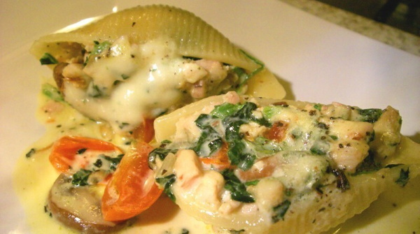 Макароны, фаршированные фаршем в духовке. Рецепт с сыром, грибами, помидорами, базиликом в томатном, сливочном, сметанном соусе