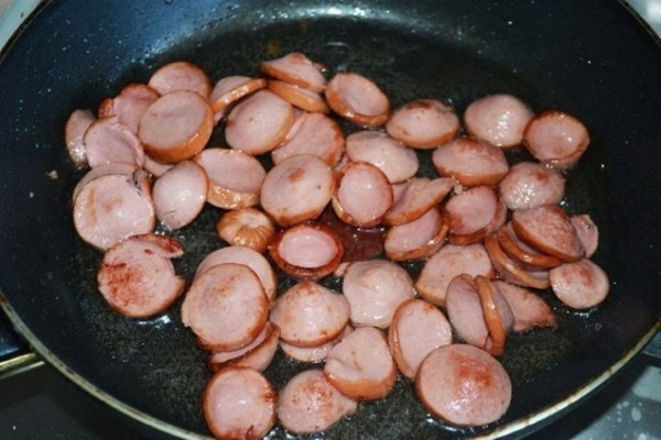 Макароны с сосисками. Интересные рецепты на сковороде, в мультиварке, духовке с сыром, яйцом, помидорами в соусе