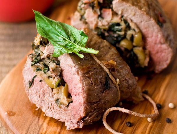 Мясные рулетики с начинкой в духовке в фольге. Рецепты с фото