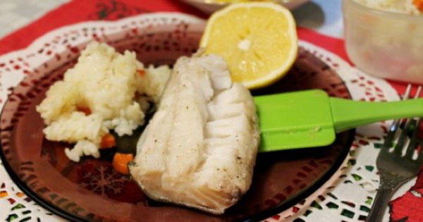 отварная рыба с овощами рецепт. otvarnaya ryba kak prigotovit 7. отварная рыба с овощами рецепт фото. отварная рыба с овощами рецепт-otvarnaya ryba kak prigotovit 7. картинка отварная рыба с овощами рецепт. картинка otvarnaya ryba kak prigotovit 7. Особенность этого рецепта отварной трески состоит в том, что подготовленным к варке кускам, посолив их, надо дать полежать.