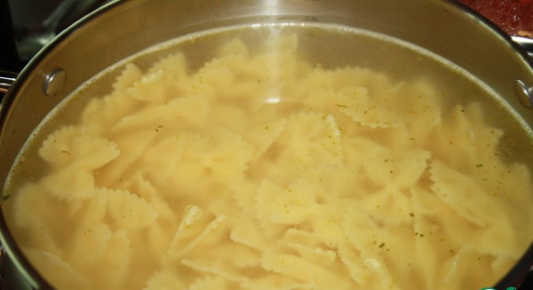 Паста с консервированным тунцом, свежим с оливками, помидорами, шпинатом в сливочном, томатном соусе