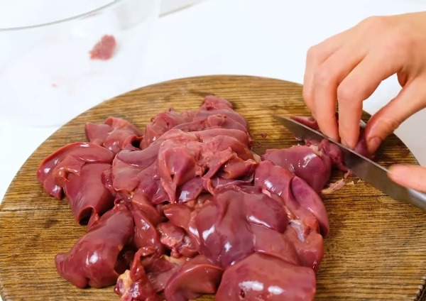 Куриная печень в кляре. Рецепт жареная с луком, майонезом, крахмалом, молоком