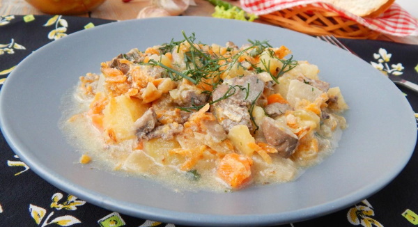 Печень со сметаной и луком на сковороде, в мультиварке. Рецепт тушеной куриной, свиной, говяжьей с морковью, чесноком, гречкой