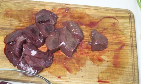 Печень со сметаной и луком на сковороде, в мультиварке. Рецепт тушеной куриной, свиной, говяжьей с морковью, чесноком, гречкой