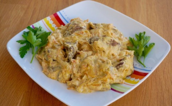 Печень со сметаной и луком на сковороде, в мультиварке. Рецепт тушеной куриной, свиной, говяжьей с морковью, чесноком, гречкой