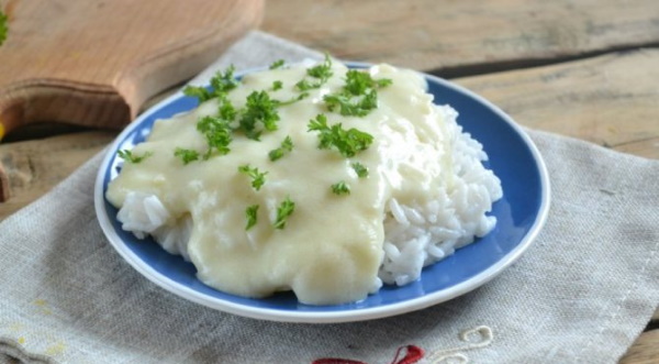 Подлива для риса без мяса с томатной пастой, из моркови, лука, сметаны, на молоке