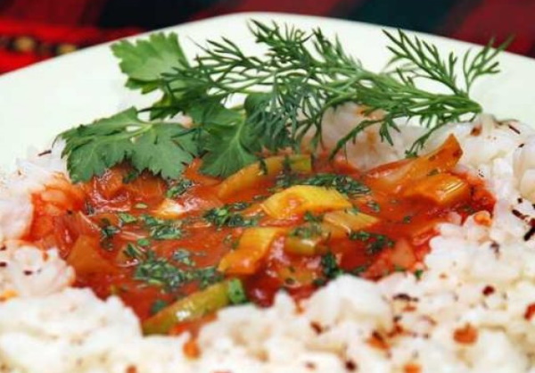 Подлива для риса без мяса с томатной пастой, из моркови, лука, сметаны, на молоке