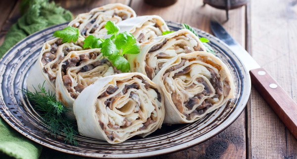 Рулет из лаваша с грибами и сыром. Рецепт с яйцом, курицей, помидором, зеленью