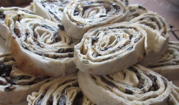 Рулет из лаваша с грибами и сыром. Рецепт с яйцом, курицей, помидором, зеленью