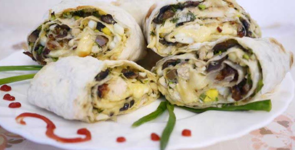 Рулет из лаваша с грибами и сыром. Рецепт с яйцом, курицей, помидором, зеленью