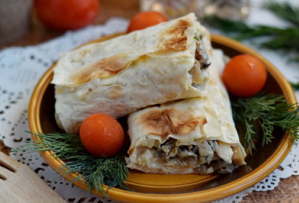 Рулет из лаваша с грибами и сыром. Рецепт с яйцом, курицей, помидором, зеленью