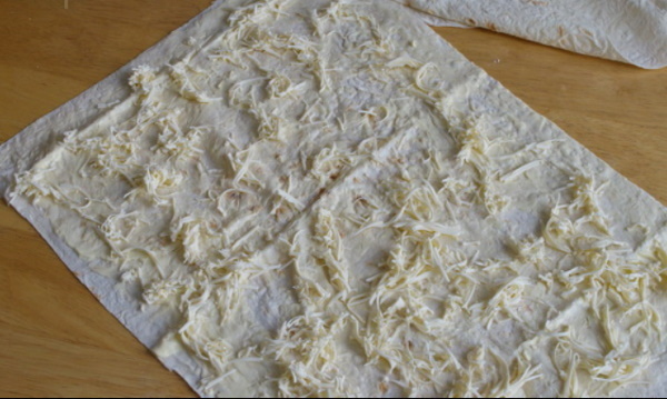 Рулет из лаваша с грибами и сыром. Рецепт с яйцом, курицей, помидором, зеленью
