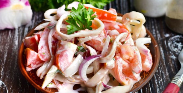 салат с кальмарами картошкой и яйцом и свежим огурцом. Смотреть фото салат с кальмарами картошкой и яйцом и свежим огурцом. Смотреть картинку салат с кальмарами картошкой и яйцом и свежим огурцом. Картинка про салат с кальмарами картошкой и яйцом и свежим огурцом. Фото салат с кальмарами картошкой и яйцом и свежим огурцом
