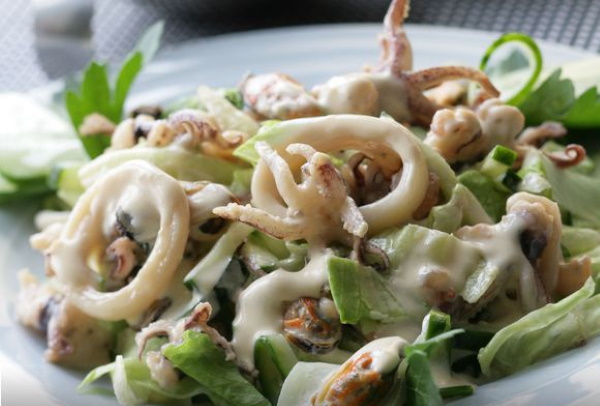 Салат из морепродуктов. Рецепты очень вкусного, простого с красной икрой, креветками