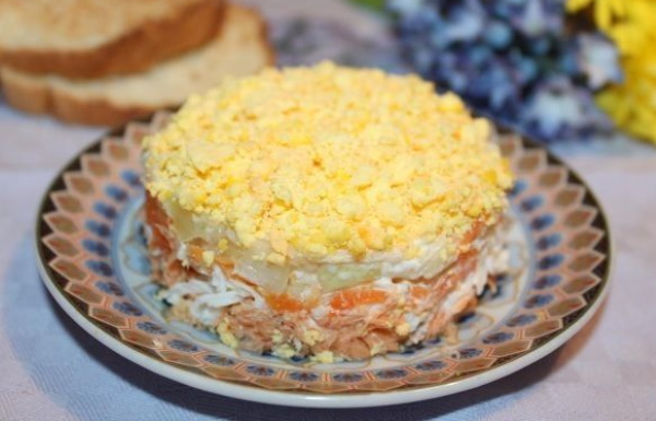 Салат с консервированной скумбрией. Рецепты на зиму, слоями с картошкой, яйцом